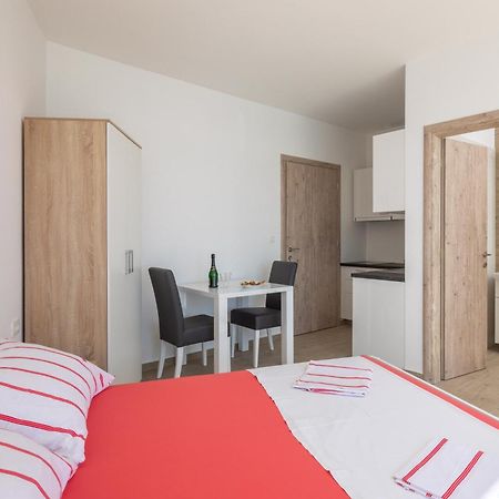 Appartement Absolute Beach Holidays à Dugi Rat Extérieur photo