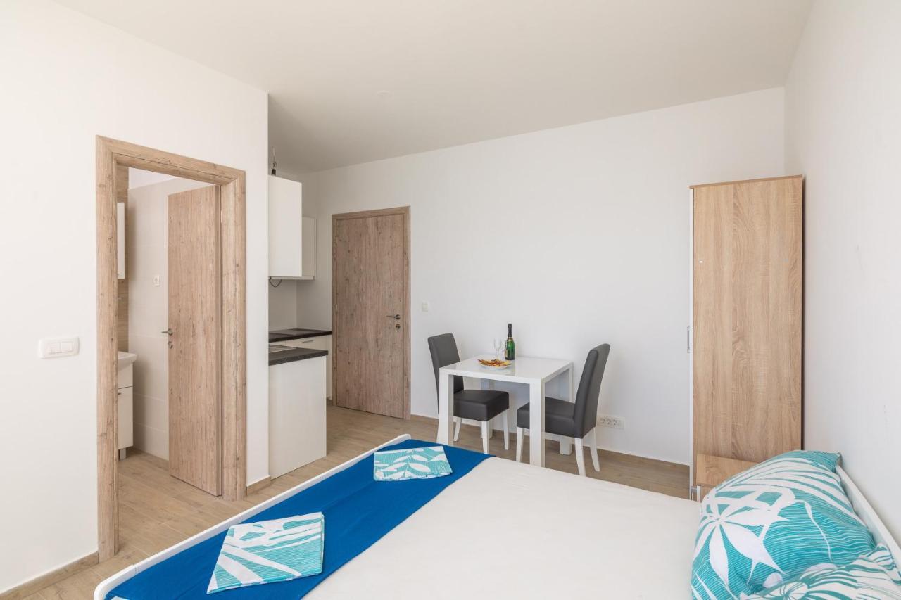 Appartement Absolute Beach Holidays à Dugi Rat Extérieur photo