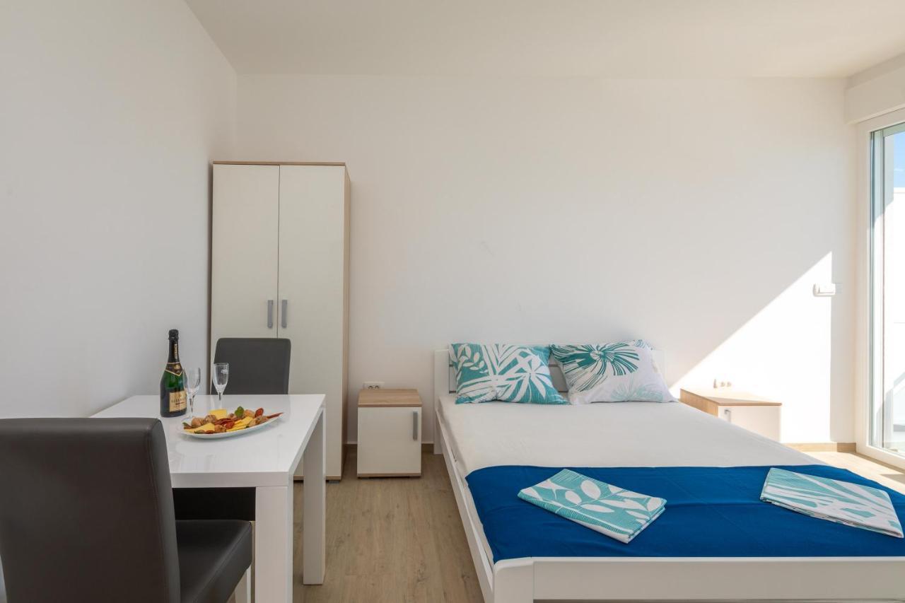 Appartement Absolute Beach Holidays à Dugi Rat Extérieur photo