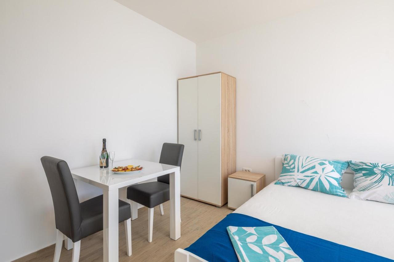 Appartement Absolute Beach Holidays à Dugi Rat Extérieur photo